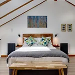 The Owl Barn Wiltshire - Sarsen